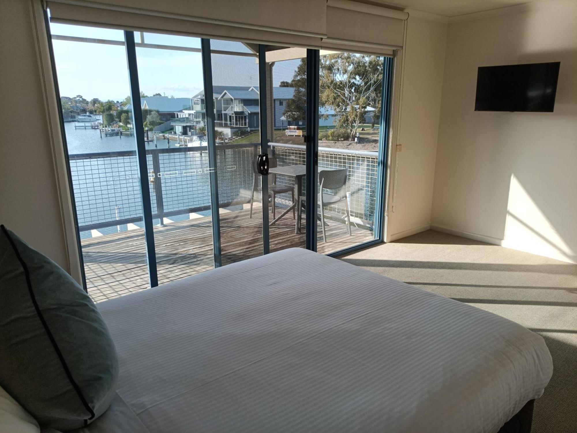 Captains Cove Resort - Waterfront Apartments Paynesville Exterior foto