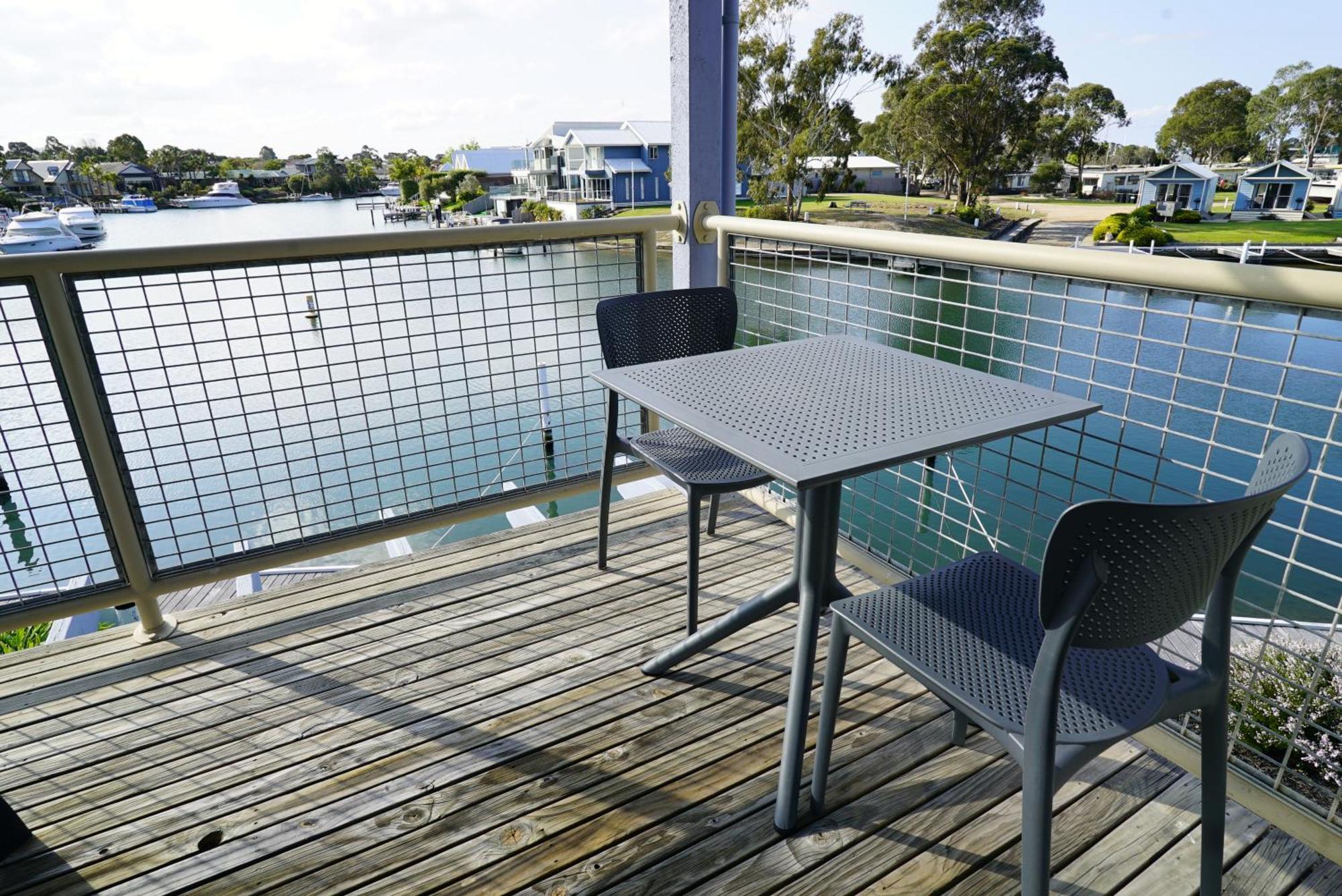 Captains Cove Resort - Waterfront Apartments Paynesville Exterior foto