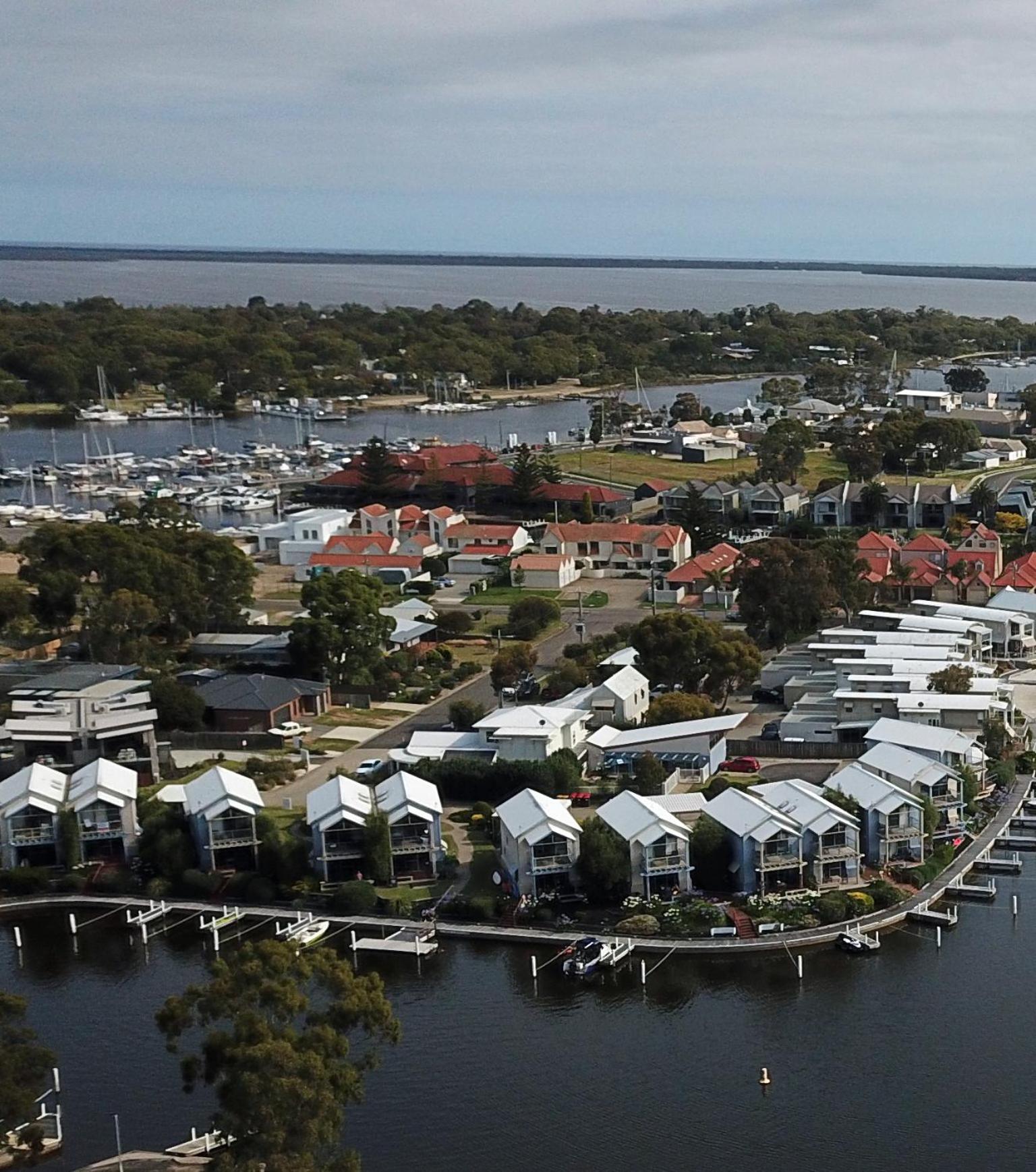 Captains Cove Resort - Waterfront Apartments Paynesville Exterior foto